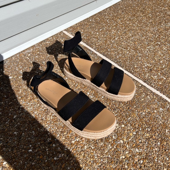 Universal Thread Sandals - Picture 2 of 3